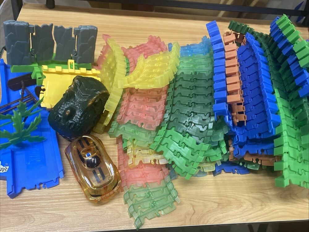 Magic Tracks Dino Chomp Flexible Tracks Over 23 Feet Of Track 2 Cars And Pieces